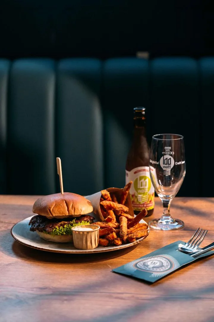 Burger, frietje en biertje deal